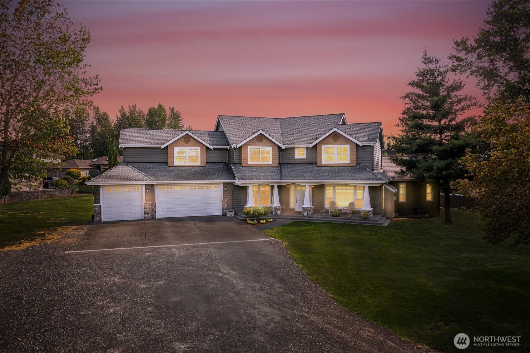 Craftsman home in Snohomish illuminated at dusk