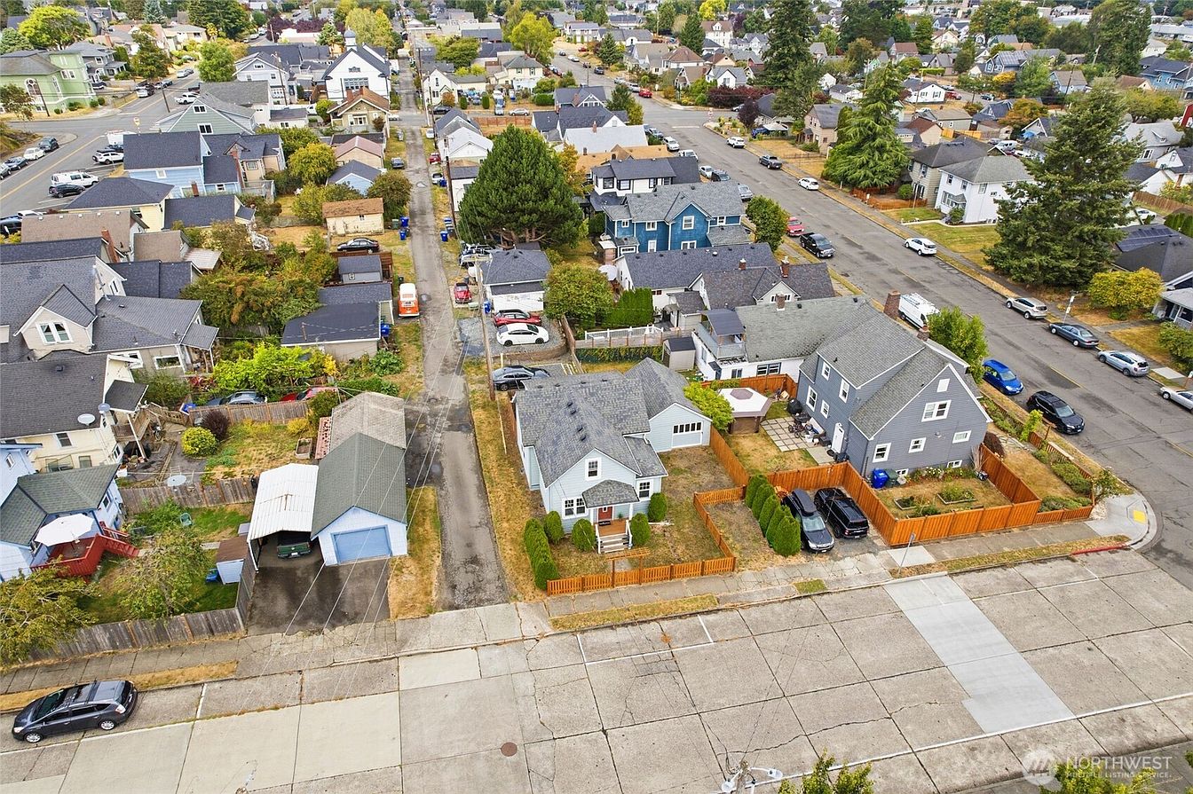 Aerial view of the home and surrounding Everett neighborhood