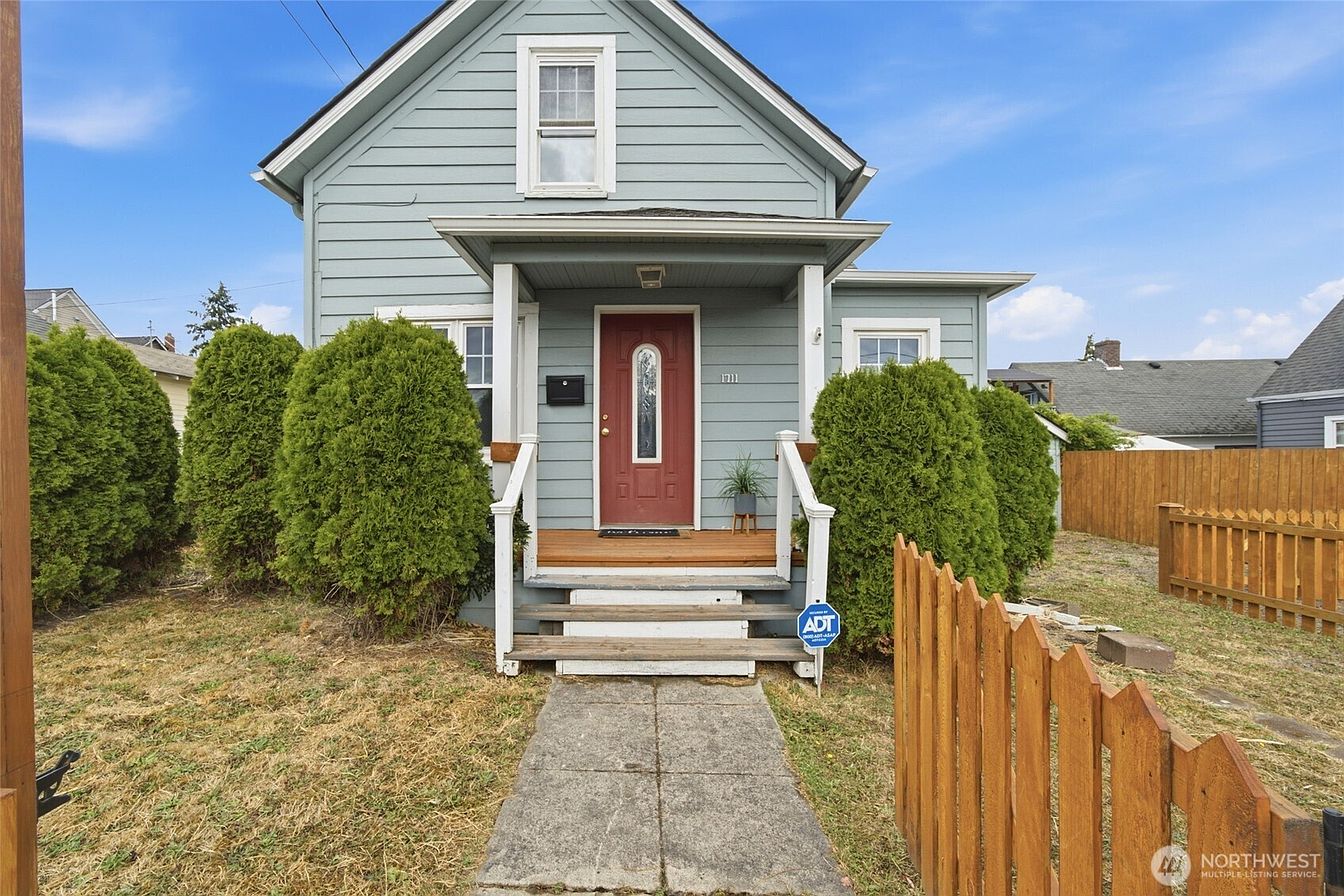 Historic Everett home with a fenced front yard