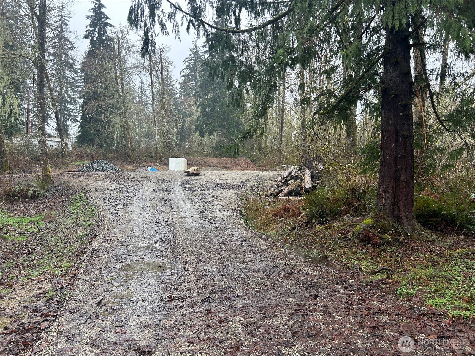 Private gravel access through the parcel